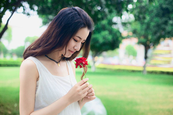 女人胸部小是哪些原因导致的
