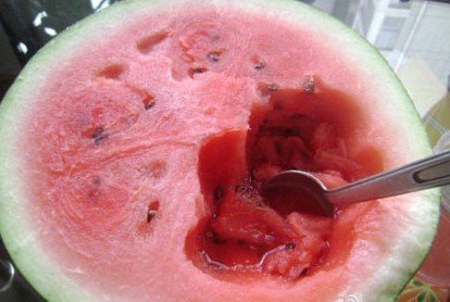 夏季吃西瓜用勺子挖着吃好吗？