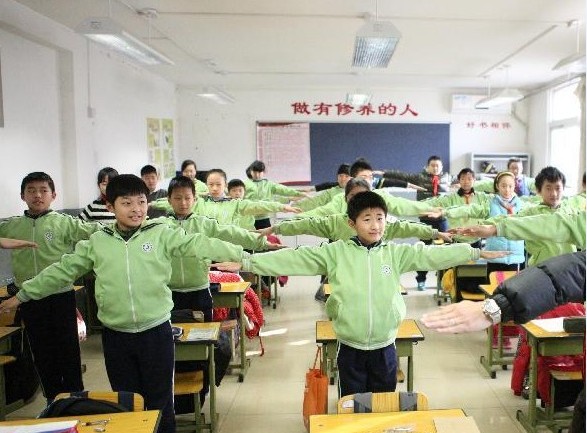 雾霾苦了孩子 学生停户外活动幼儿聚医院