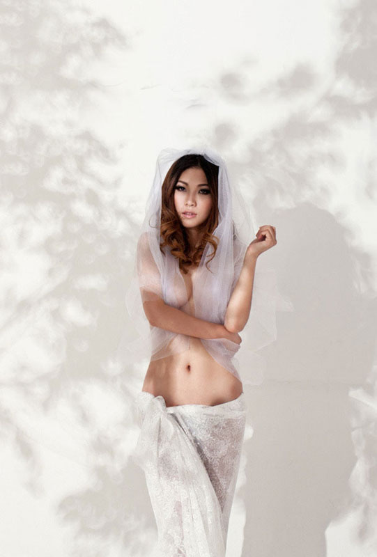 薄纱难掩性感 美女胸器显出来