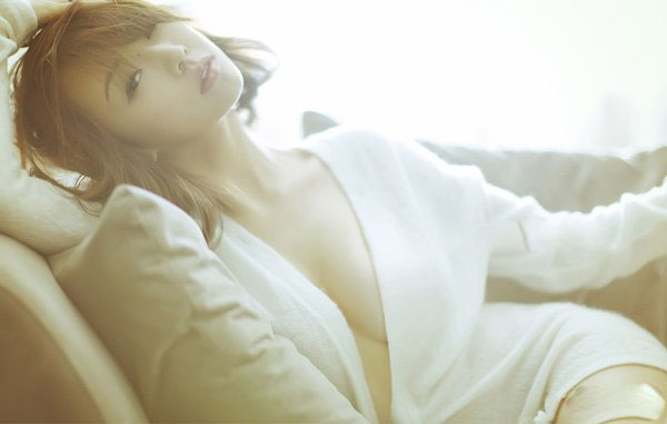 沉浸在自己世界里美艳动人的美女