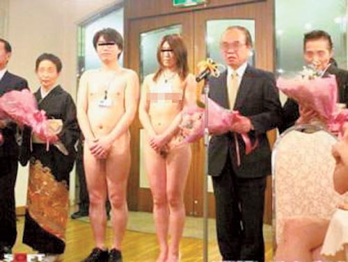 日本裸体婚礼 新娘赤身给宾客敬酒